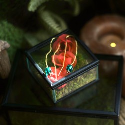 Kolczyki Orientalne - bigle ze szmaragdowym kryształkiem